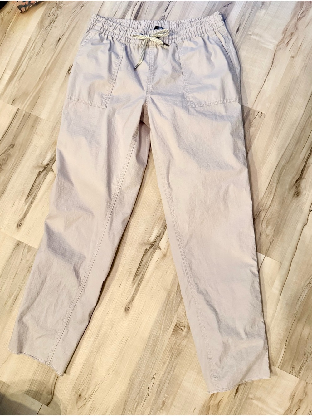 NWOT Vuori Cream Drawstring Joggers — Lightweight Casual Pants Size medium